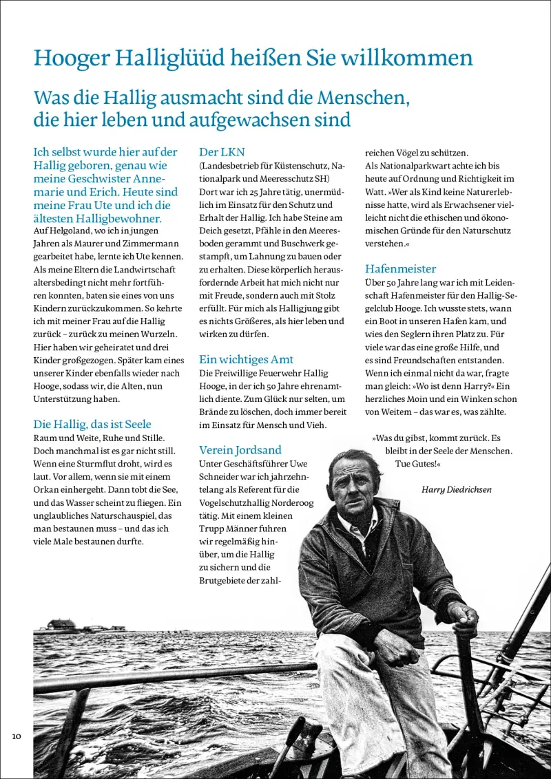 Seite aus dem Halligmagazin: Hooger Halliglüüd heißen Sie willkommen, mit Foto von Harri Diedrichsen am Steuer